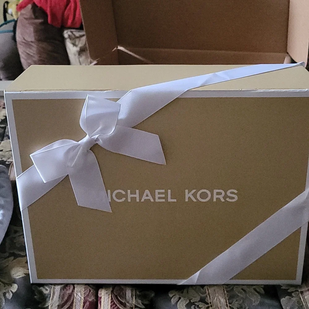 Michael kors Boxed   med  snake skin pink satchel it's gorgeous dust cover